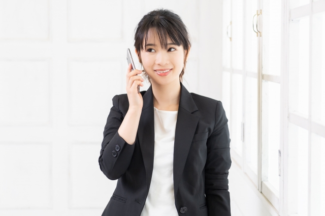 スマを使う若い女性2
